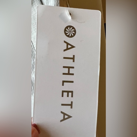 Athleta - Trekkie Hike Pant - NWT - Size 26 - Tan
- Zipper/Snap/Button closure - Picture 4 of 11